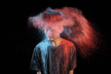 Holi 'yi renkli Holi tozuyla kutlayan bir adamın portresi. Holi festivali konsepti