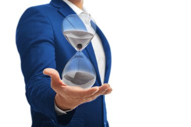 Beyaz arka planda izole edilmiş kum saati tutan bir iş adamı. Son teslim tarihi ve liderlik kavramı.