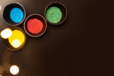 Kasenin üzerindeki renkli Holi tozunun yakın görüntüsü. Holi festivali konsepti