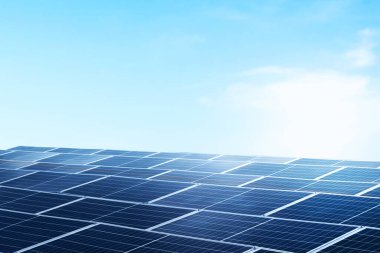 Gökyüzü arkaplanı olan bir dizi güneş pili paneli. Alternatif elektrik kaynağı