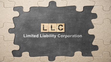 LLC yazılı bir sıra tahta küp, Limited Limibility Company 'nin kısaltması. İş konsepti