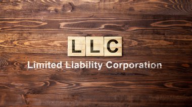 LLC yazılı bir sıra tahta küp, Limited Limibility Company 'nin kısaltması. İş konsepti