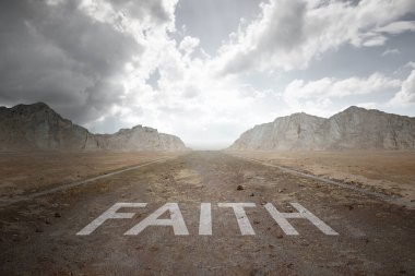 Faith 'in asfalt yoldaki metninin yakın görüntüsü. Hıristiyan konsepti