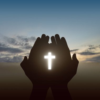 Hıristiyan adam parlak bir arka plan için ellerini kaldırarak dua ediyor. Hıristiyan konsepti