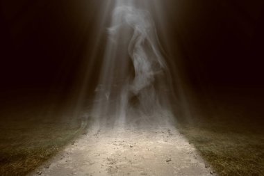 Karanlık bir arka planda dumanlı ışık huzmesi