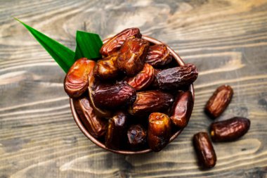 Kurumuş meyveler İftar için Ramazan ayında ahşap bir masanın üzerindeki kasede.