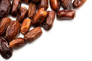 Beyaz arka planda izole edilmiş lezzetli kurutulmuş hurma resimleri. Kesme yolu. Vejetaryen ve sağlıklı atıştırmalıklar.