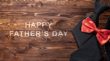 Siyah şapka ve üzerinde Babalar Günü mesajı olan kırmızı papyon. Babalar Günü konsepti