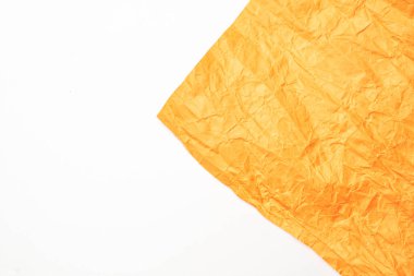 Beyaz arkaplan üzerine izole edilmiş renkli buruşmuş kağıdın yakın görüntüsü