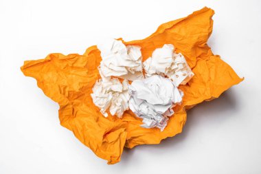 Beyaz arkaplan üzerine izole edilmiş renkli buruşmuş kağıdın yakın görüntüsü