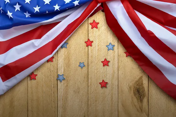 木の背景にアメリカ国旗を閉じる 7月4日 コンセプト ロイヤリティフリーのストック画像