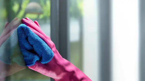 Menschliche Hand Schutzhandschuhen Wischt Mit Einem Tuch Das Fenster Sauberkeitskonzept Stockbild