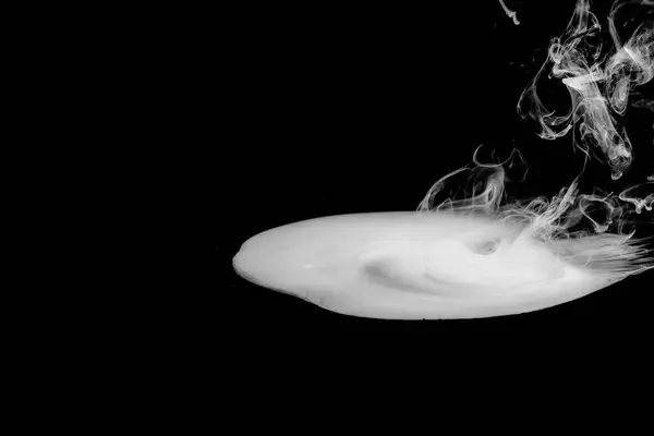 Kavargó Fehér Füst Sötét Háttérrel Absztrakt Háttér Stock Kép