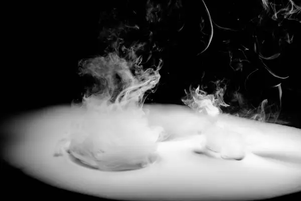 Вереница Белого Дыма Темном Фоне Абстрактный Фон Лицензионные Стоковые Фото