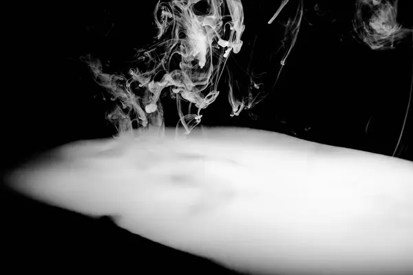 Fumée Blanche Tourbillonnante Sur Fond Sombre Contexte Abstrait Photos De Stock Libres De Droits