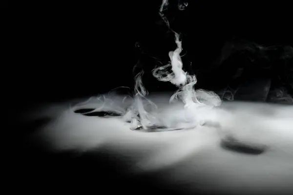Wirbelnder Weißer Rauch Auf Dunklem Hintergrund Abstrakter Hintergrund lizenzfreie Stockbilder