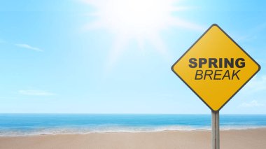 Plajda bahar tatili mesajı olan sarı işaret direği. Bahar tatili kavramı