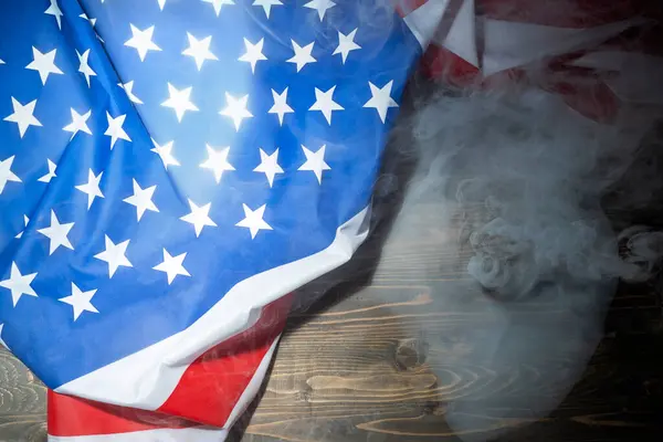在木制背景上俯瞰美国国旗的合影 7月4日概念 图库图片