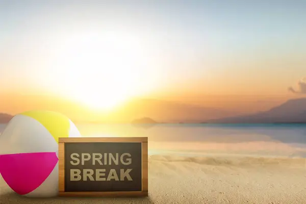 Piłka Plażowa Mała Tablica Tekstem Spring Break Plaży Koncepcja Przerwy Zdjęcie Stockowe