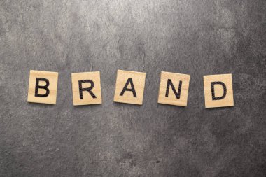 Siyah arka planda damgalı küçük tahta küp. Marka konsepti oluştur