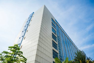 Jakarta 'daki gökdelenlerin alçak açılı görüntüsü. Gökdelenler ve mavi gökyüzü arka planlı ofis binaları