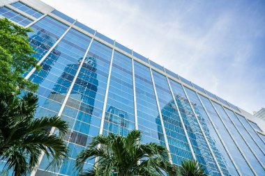 Jakarta 'daki gökdelenlerin alçak açılı görüntüsü. Gökdelenler ve mavi gökyüzü arka planlı ofis binaları