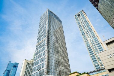 Jakarta 'daki gökdelenlerin alçak açılı görüntüsü. Gökdelenler ve mavi gökyüzü arka planlı ofis binaları