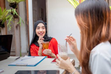 Bir grup çok ırklı iş adamı, iş arkadaşları konuşuyor, iletişim kuruyor, kafedeki bir öğle yemeğinde fikir paylaşıyorlar. Yeni strateji için fikir alışverişinde bulunan yaratıcı başlangıç grubu için iş konsepti.