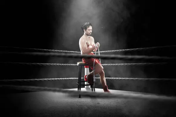 Portrét Boxerského Muže Sedícího Ovinujícího Ruku Páskou Boxerském Kroužku Royalty Free Stock Obrázky