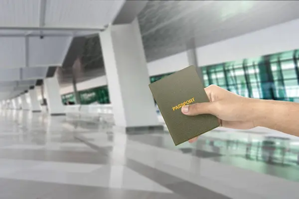 Mão Humana Segurando Passaporte Para Viajar Aeroporto Conceito Viagem Imagens De Bancos De Imagens