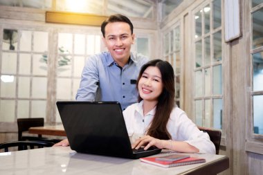 Kafedeki bir toplantıda iş projesini tartışan çok ırklı iş arkadaşlarının portresi