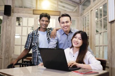 Kafedeki bir toplantıda iş projesini tartışan çok ırklı iş arkadaşlarının portresi