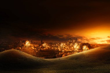 Çölde, gece yarısı patlama ve sigara ile saldırıya uğrayan bir şehrin görüntüsü. Askeri toplanma kavramı
