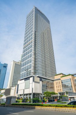 Jakarta 'daki gökdelenlerin alçak açılı görüntüsü. Gökdelenler ve mavi gökyüzü arka planlı ofis binaları