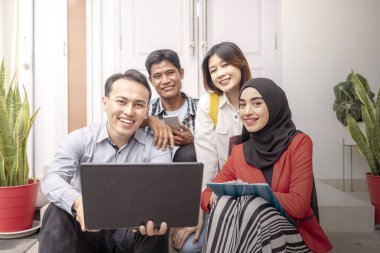 Kafedeki bir toplantıda iş projesini tartışan çok ırklı iş arkadaşlarının portresi