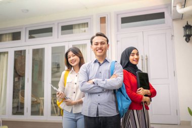 Kafede birlikte duran çok ırklı başarılı bir iş adamının portresi.