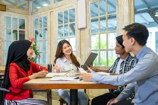 在项目管理 评审或规划会议上 团队合作 笔记本电脑和指导的多样性 印度尼西亚商人在健康工作环境中的协作 免版税图库照片