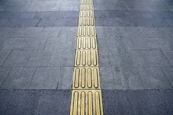 Caminho Pedestre Com Pavimento Tátil Amarelo Para Pessoas Cegas Andando Fotos De Bancos De Imagens Sem Royalties