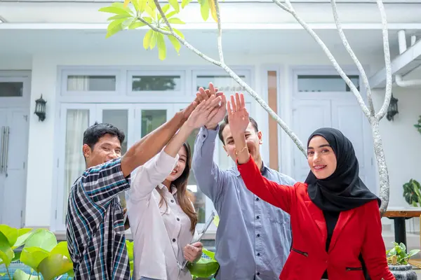 印尼一家初创公司的办公室团队合作 为新的合作面带微笑 不同的官员在室外现代工作场所一起工作 免版税图库照片