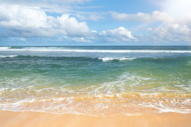 Yaz mevsimlerinde yüksek sıcaklık. Güneş ışınlı bir sahil görüntüsü. İklim değişimi kavramı.