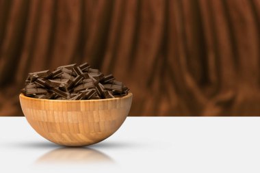 Masanın üstündeki kasede çikolata parçaları var. Dünya Çikolata Günü konsepti