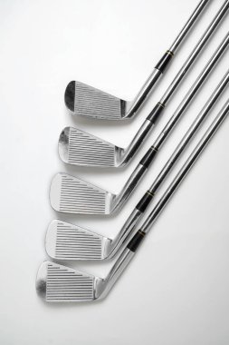 Beyaz arka planda golf kulübünün yakın çekim görüntüsü