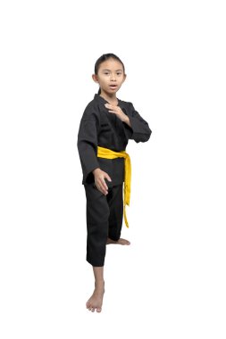 Asyalı küçük bir kız, sarı kuşaklı, dövüş sanatları eğitimi almış.