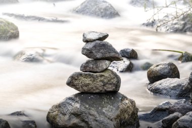 Nehrin üzerinde bir yığın kaya var. Kayalar büyük ve su sakin. Grojogan Watu Purbo, Yogyakarta, Endonezya 'da manzara huzurlu ve huzurlu.