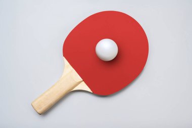 Masa tenisi oynamak için renkli bir arka planda pinpon raketi.