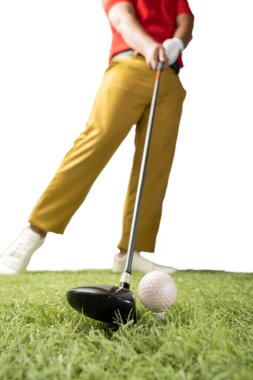 Golf sopası ve golf topuyla eldiven giymiş bir golfçü.