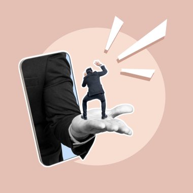 Küçük bir iş adamını renkli arka planı olan bir cep telefonu ekranından gösteren bir iş adamı. İş kolajı sanatı