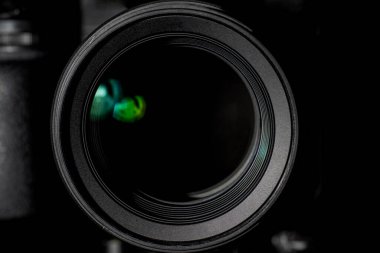 Siyah arkaplandaki kamera merceğinin yakın görüntüsü. Fotoğraf ve film konsepti