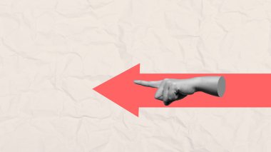 Kırışmış kağıt bir arka planda kırmızı ok işaretini takip eden işaret parmağıyla siyah beyaz antik heykel el.