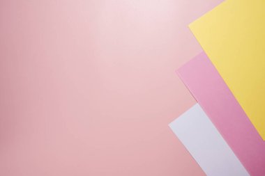 Üzerinde sarı beyaz şerit olan pembe bir arka plan. Pembe arkaplan resmin ana odak noktasıdır.